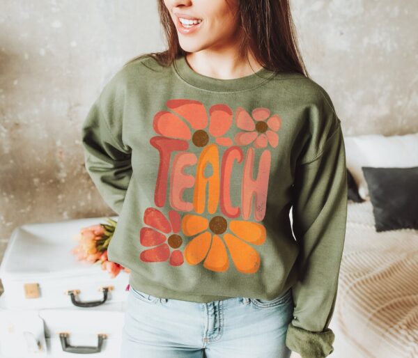 Retro Teach Shirt – Retro Daisy Teach Shirt – Teacher Shirt – Cute Gift For Teacher – Back To School Shirt