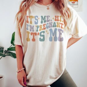 Pregnancy Announcement Shirt – It’s Me Hi I’m Pregnant Its Me Shirt – Baby Reveal Gift for Expecting Funny Maternity Shirt